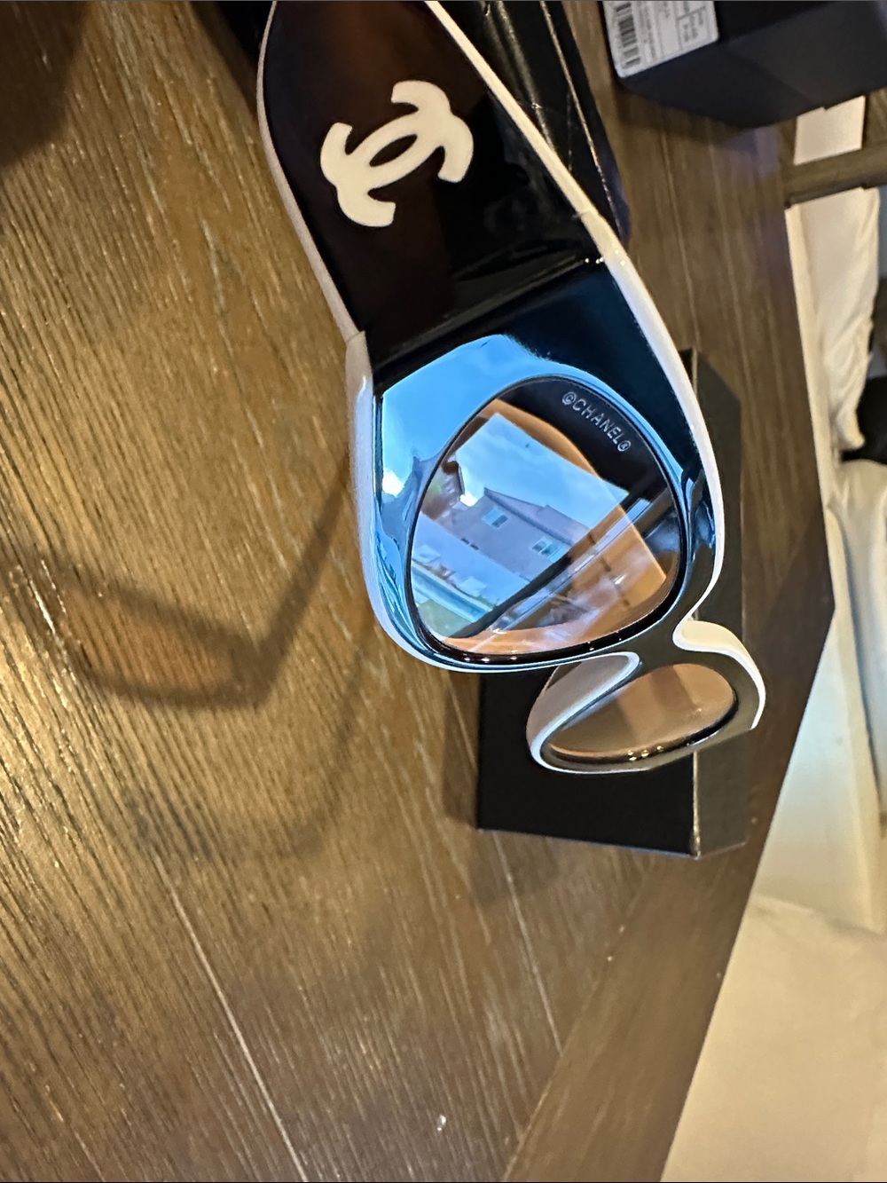 CHANEL Black and White Retro Cat-Eye Sunglasses - Picture 6 of 7